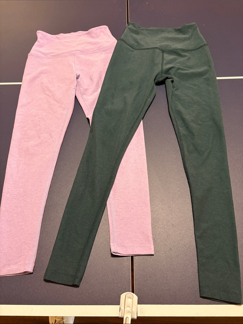 Beyond Yoga womens size small Two-Tone Leggings in Pink & Dark Green
